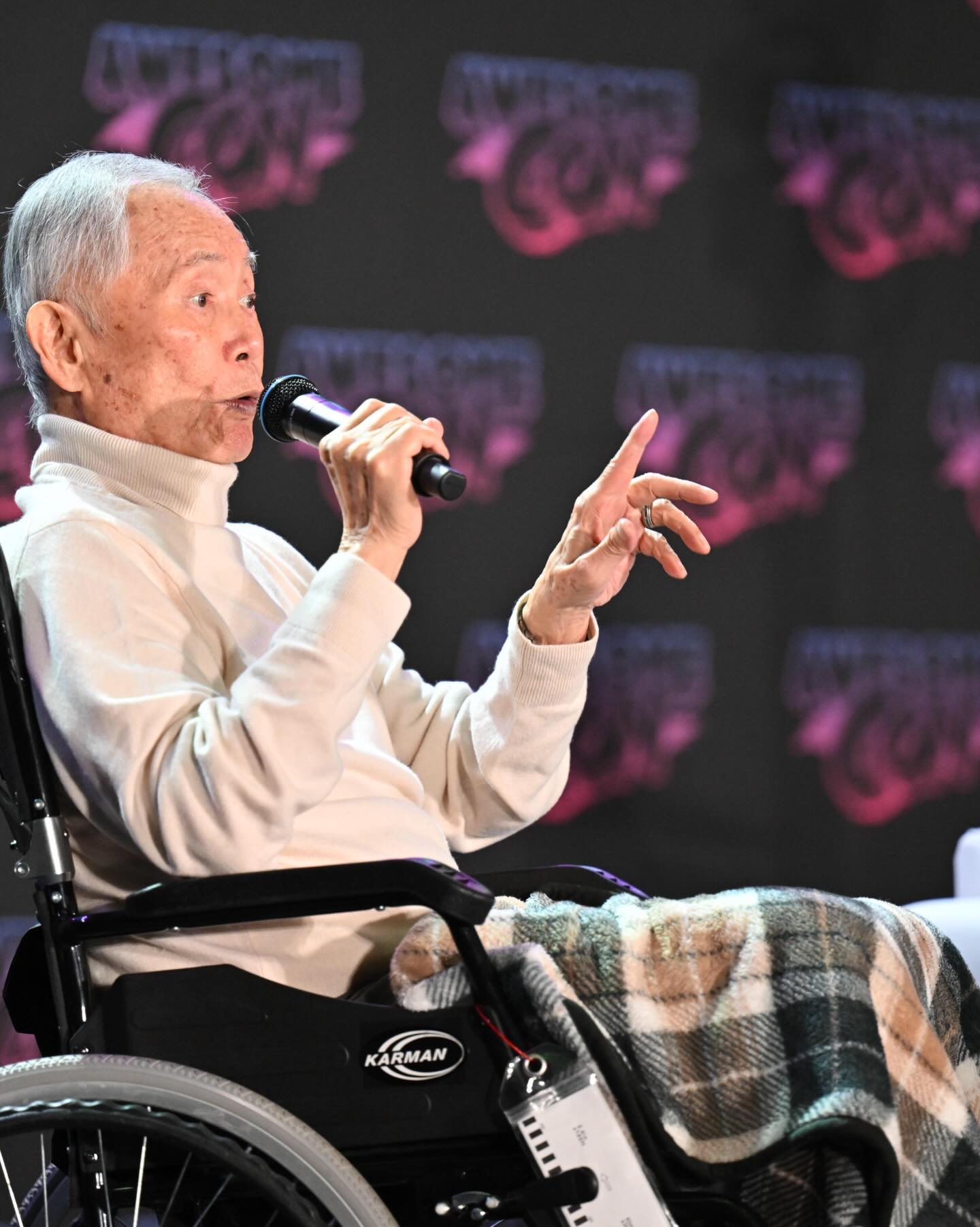 Live long and prosper ❤️

Thank you to the great @georgehtakei for joining us today in Washington, DC for @awesomecons 

 Walter E. Washington Convention Center | #AwesomeCon